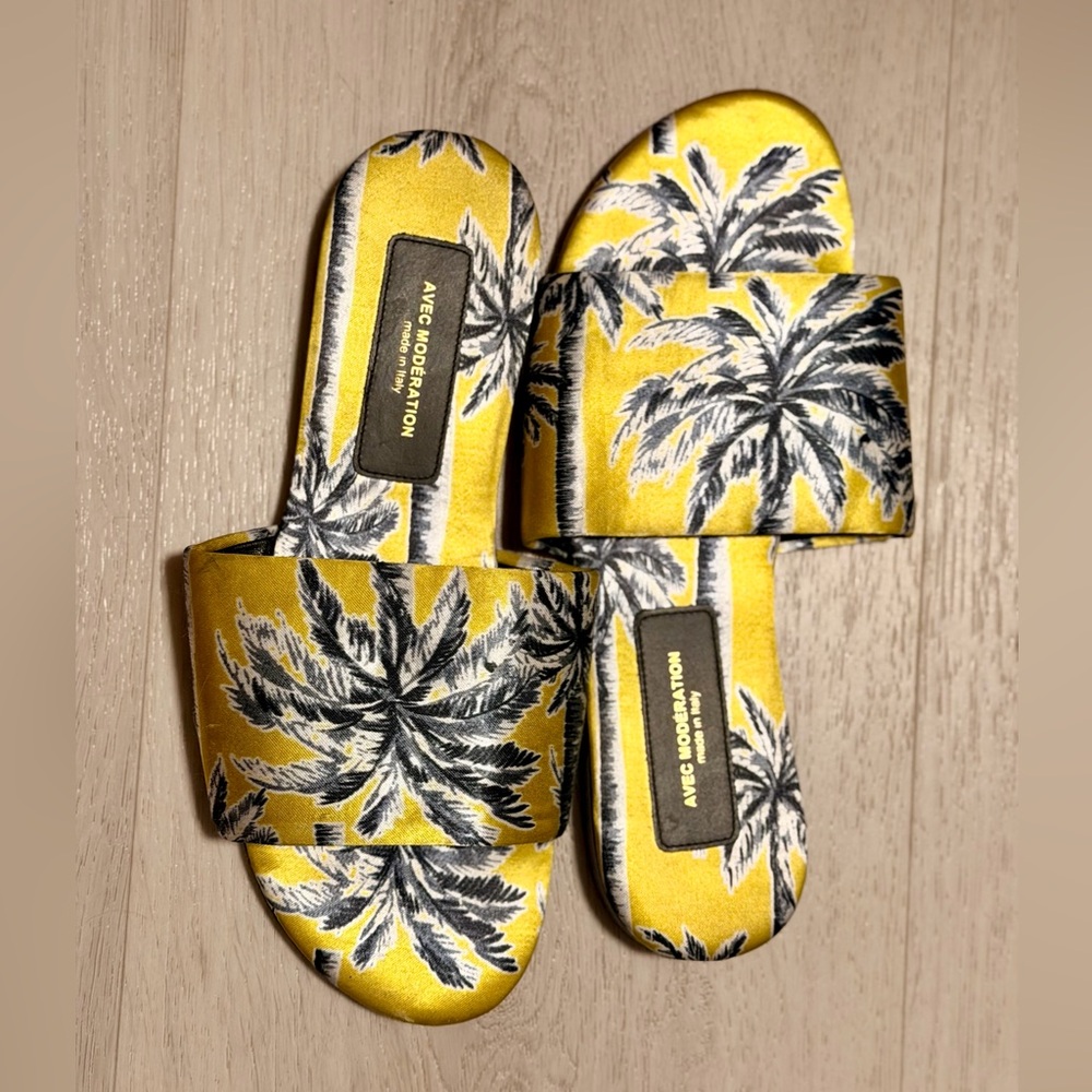 Avec Moderation Women's Tropical Yellow/Black/White Slide Sandals. Size 39EU/9US